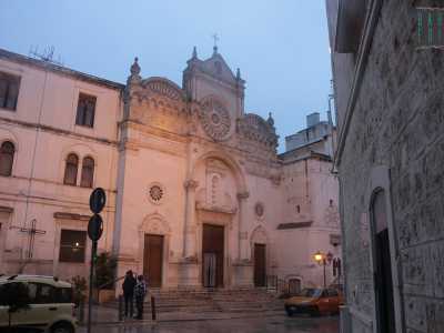 La Chiesa Madre. Costruita a met� del XVI secolo su un preesistente edificio di culto medievale risalente al 1080 (le cui fondamenta ipogeiche sono ancora visibili), l�edificio risente di pesanti lavori di ristrutturazione avvenuti all�inizio del secolo scorso, rifacimenti dai quali si � salvato il notevole e originario rosone presente sulla facciata